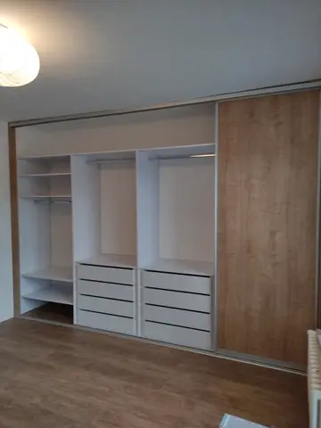 Vnútorné členenie skrine na mieru v dekore dub