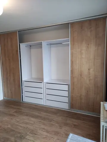 Vnútorné členenie skrine na mieru v dekore dub