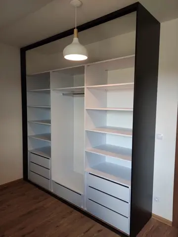 Vnútorné členenie skrine na mieru, biela