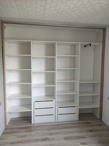 Vnútorné členenie skrine na mieru, biela