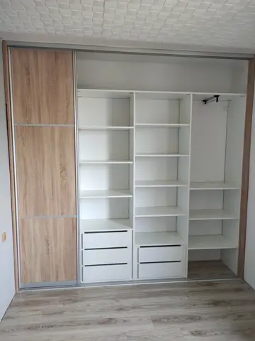 Vnútorné členenie skrine na mieru v dekore dub