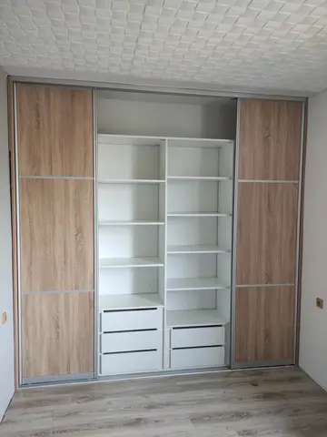 Vnútorné členenie skrine na mieru v dekore dub
