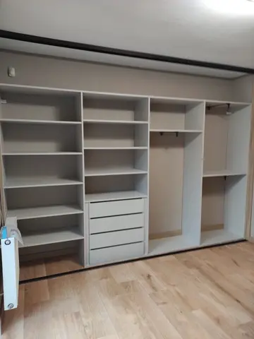 Vnútorné členenie skrine na mieru, biela