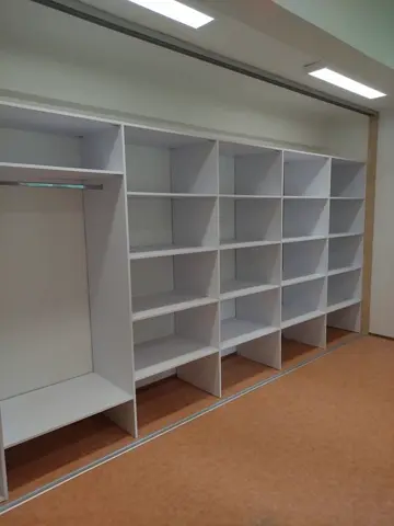 Vnútorné členenie skrine na mieru, biela