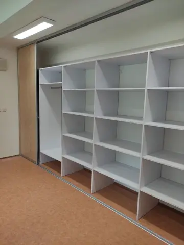 Vnútorné členenie skrine na mieru, biela
