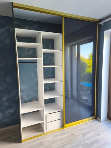 Vnútorné členenie skrine na mieru, svetlý dekor dreva