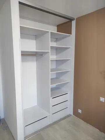 Vnútorné členenie skrine na mieru, biela