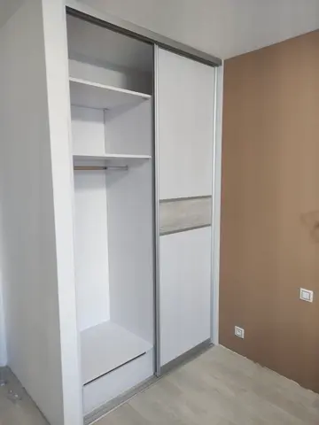 Vnútorné členenie skrine na mieru, biela