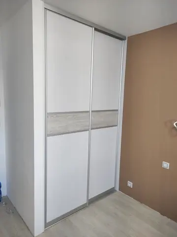 Vnútorné členenie skrine na mieru, biela