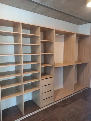 Vnútorné členenie skrine na mieru v dekore dub