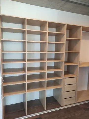 Vnútorné členenie skrine na mieru v dekore dub