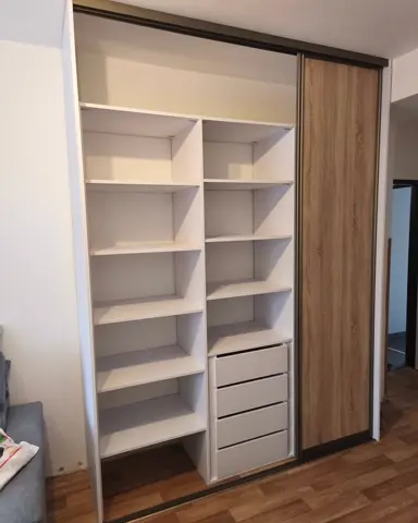 Vnútorné členenie skrine na mieru, kombinácia dekorov