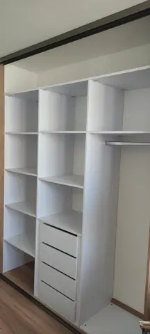 Vnútorné členenie skrine na mieru, biela