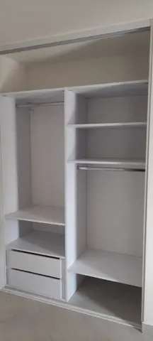 Vnútorné členenie skrine na mieru, biela