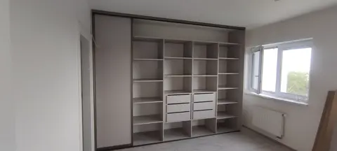 Vnútorné členenie skrine na mieru, sivá