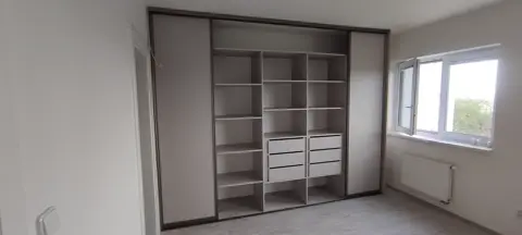 Vnútorné členenie skrine na mieru, sivá