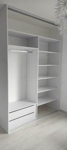 Vnútorné členenie skrine na mieru, biela