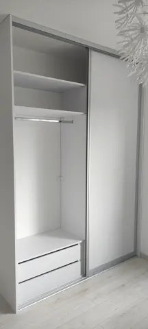 Vnútorné členenie skrine na mieru, biela