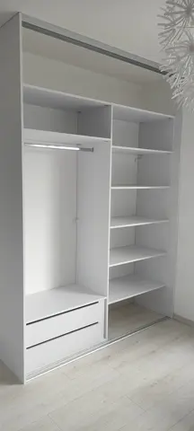 Vnútorné členenie skrine na mieru, biela