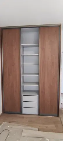 Vnútorné členenie skrine na mieru v dekore orech