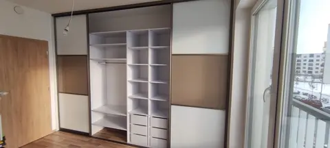 Vnútorné členenie skrine na mieru, kombinácia dekorov