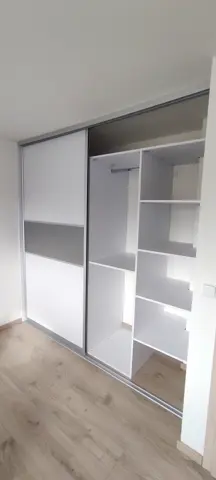 Vnútorné členenie skrine na mieru, biela