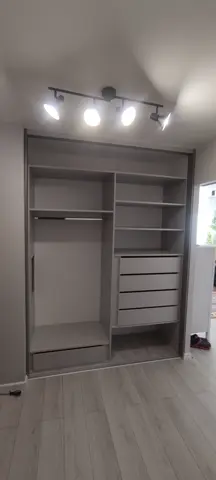 Vnútorné členenie skrine na mieru, sivá
