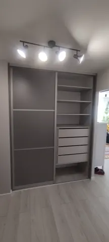Vnútorné členenie skrine na mieru, sivá