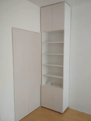 Vnútorné členenie skrine na mieru vo svetlom dekore javor