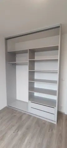 Vnútorné členenie skrine na mieru, sivá