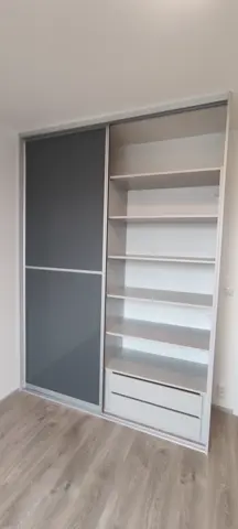 Vnútorné členenie skrine na mieru, antracit