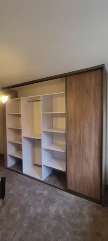 Vnútorné členenie skrine na mieru v dekore dub