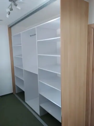 Vnútorné členenie skrine na mieru vo svetlom dekore javor