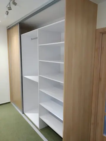 Vnútorné členenie skrine na mieru vo svetlom dekore javor