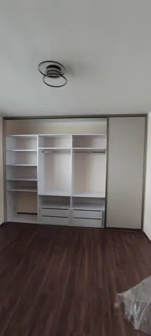 Vnútorné členenie skrine na mieru, biela