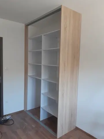 Vnútorné členenie skrine na mieru v dekore dub
