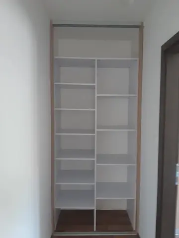 Vnútorné členenie skrine na mieru, kombinácia dekorov