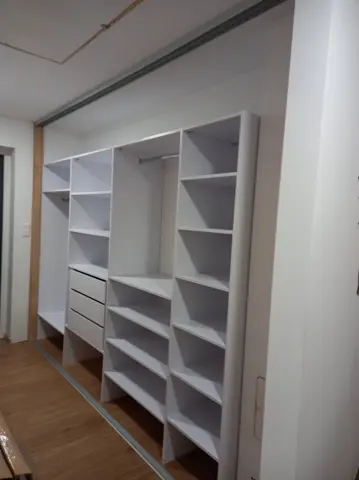 Vnútorné členenie skrine na mieru, biela