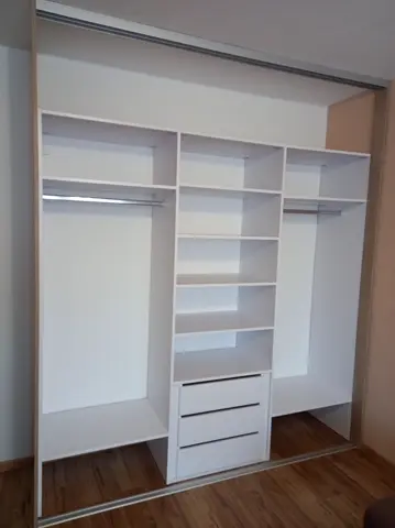 Vnútorné členenie skrine na mieru, biela