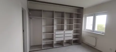 Vnútorné členenie skrine na mieru, biela