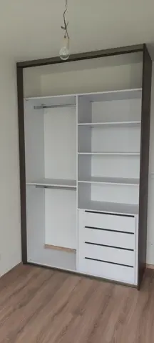 Vnútorné členenie skrine na mieru, biela