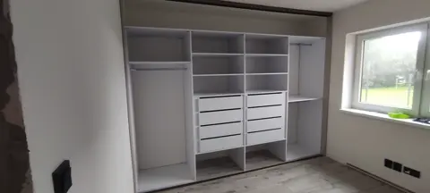 Vnútorné členenie skrine na mieru, biela