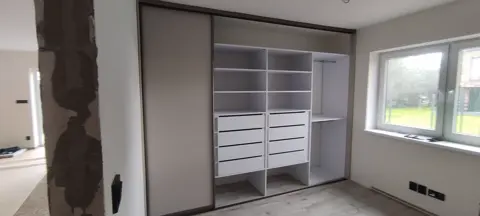 Vnútorné členenie skrine na mieru, sivá