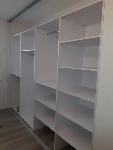Vnútorné členenie skrine na mieru, biela