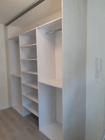 Vnútorné členenie skrine na mieru, biela