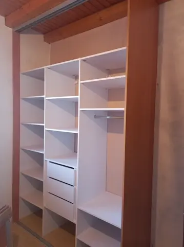 Vnútorné členenie skrine na mieru, biela
