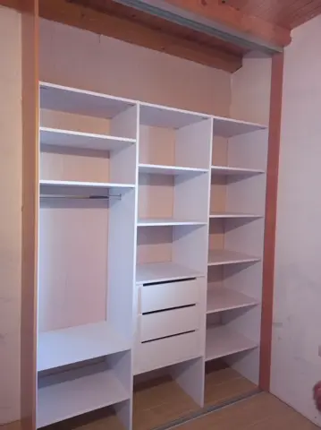 Vnútorné členenie skrine na mieru, biela