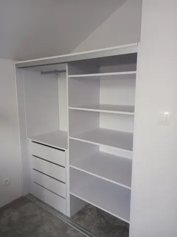 Vnútorné členenie skrine na mieru, biela