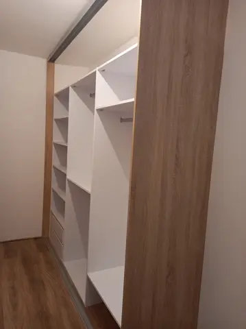 Vnútorné členenie skrine na mieru, svetlý dekor dreva