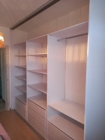 Vnútorné členenie skrine na mieru, biela